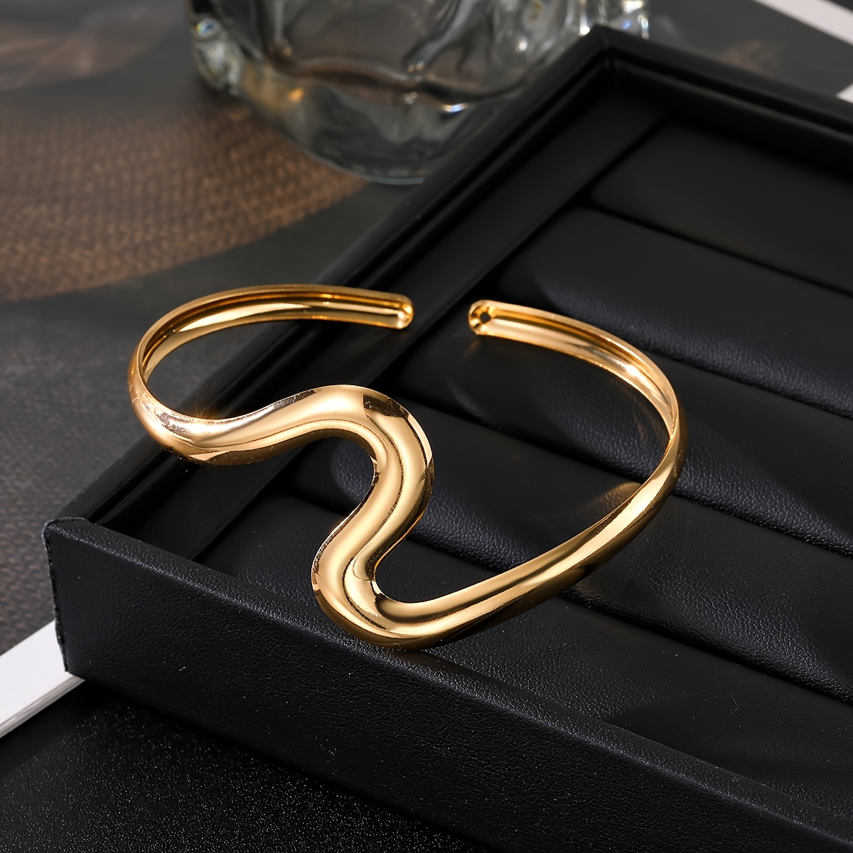 European and American-style Geometric Wave S-opening Bangle